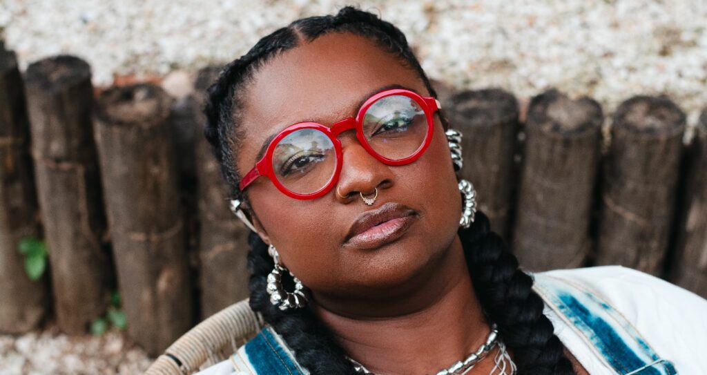 ellen-oleria-aposta-no-groove-de-‘canto-de-casa’,-album-autoral-que-inclui-feat-da-artista-com-rapper-rincon-sapiencia