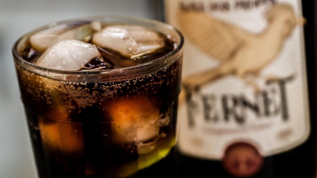 fernet-com-coca:-drink-tipicamente-argentino-tem-vendas-impulsionadas-por-hit-regional-e-vira-moda-no-rs