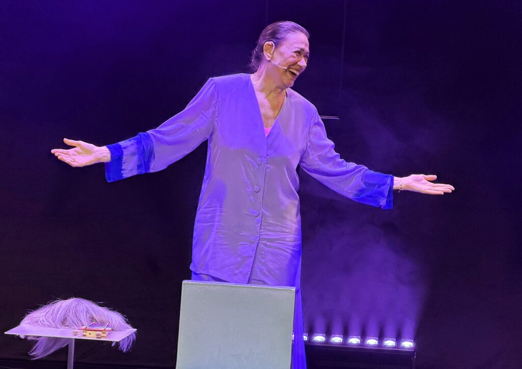 lilia-cabral-imprime-a-leveza-de-rita-lee-em-‘balada-da-louca’,-peca-sobre-como-e-ser-humano-em-horas-de-partida