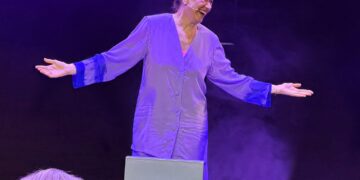 lilia-cabral-imprime-a-leveza-de-rita-lee-em-‘balada-da-louca’,-peca-sobre-como-e-ser-humano-em-horas-de-partida