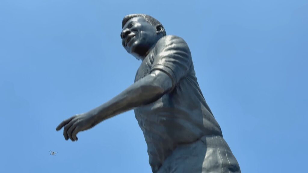 estatua-gigante-de-pele-e-instalada-em-cidade-do-mexico-que-recebera-jogos-da-copa-do-mundo-de-2026