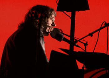 tim-bernardes-compoe-e-grava-musicas-novas-enquanto-fecha-o-ciclo-do-show-do-album-‘mil-coisas-invisiveis’