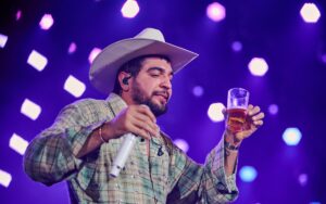 da-estrategia-de-conexao-a-crise:-uso-de-alcool-para-ser-parte-do-publico-pode-prejudicar-saude-e-imagem-de-artistas
