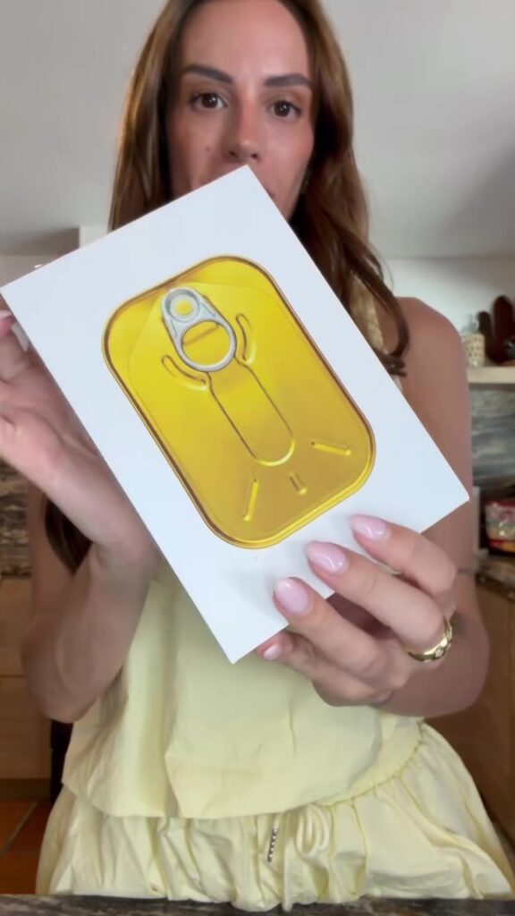 iphone-ou-sardinha?-video-de-influenciadora-mostrando-peixe-enlatado-em-embalagem-premium-viraliza-nas-redes