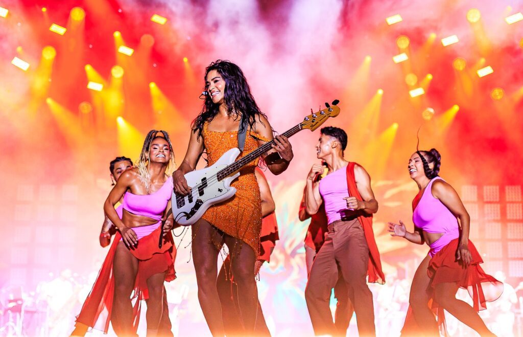 lucy-alves-divide-‘banquete-de-signos’-na-praia-com-elba-ramalho-em-album-ao-vivo-que-traz-tres-hits-de-amelinha