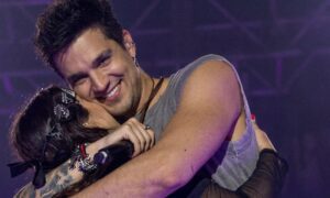 video:-luan-santana-ve-cartaz-com-pedido-de-fa-e-chama-gravida-ao-palco-para-cha-revelacao-durante-show-no-parana