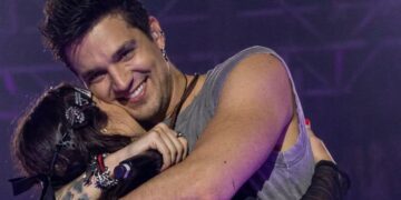 video:-luan-santana-ve-cartaz-com-pedido-de-fa-e-chama-gravida-ao-palco-para-cha-revelacao-durante-show-no-parana