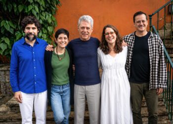 aos-82-anos,-chico-buarque-tem-obra-remodelada-ao-feitio-sofisticado-dos-escafandristas-no-album-do-quarteto