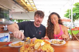 influenciador-viraliza-com-x-tudo-gigante-em-praia-no-litoral-de-sp:-‘da-um-coro-em-varias-de-alta-gastronomia’