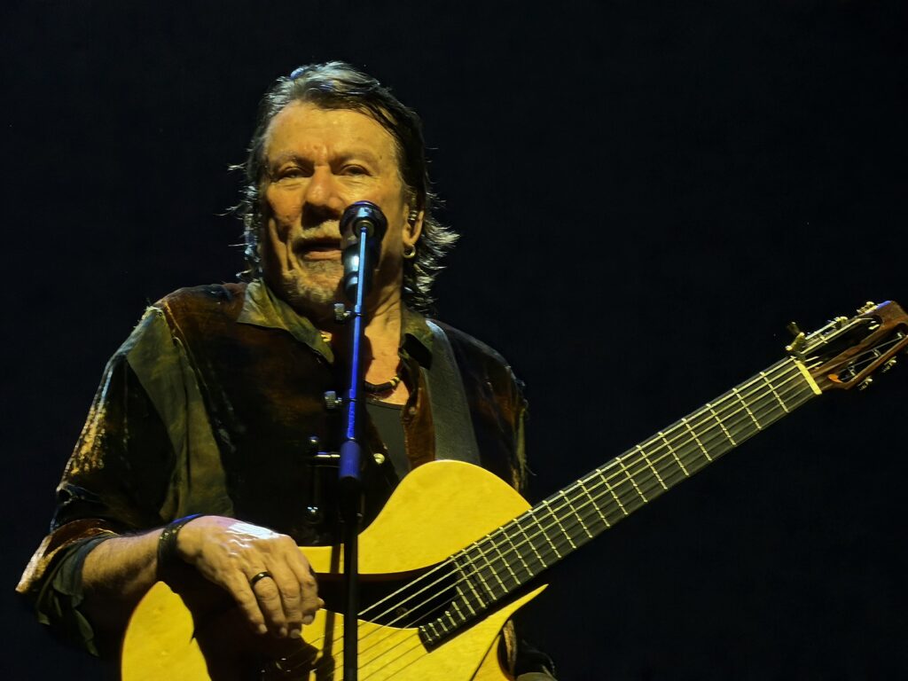 lenine-apresenta-o-show-‘eita’-no-rio-de-janeiro-com-coesao,-som-perfeito-e-tres-parceiros-fundamentais-na-plateia