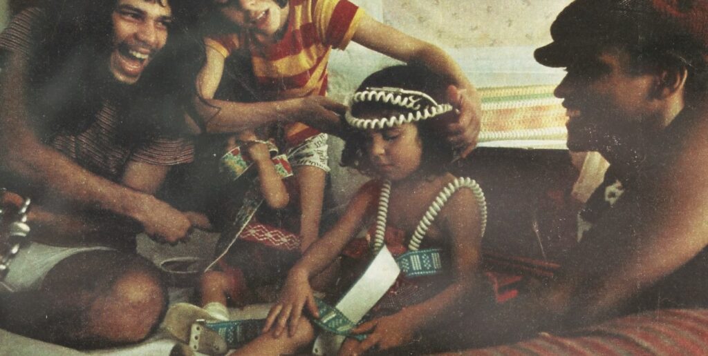 filme-‘nem-tudo-e-paz-e-amor’-joga-luz-sobre-as-dores-e-delicias-dos-filhos-da-contracultura-musical-dos-anos-1970