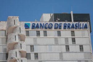 celina-leao-veta-sugestoes-da-camara-do-df-que-dariam-transparencia-ao-emprestimo-bilionario-para-salvar-o-brb;-entenda