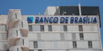 celina-leao-veta-sugestoes-da-camara-do-df-que-dariam-transparencia-ao-emprestimo-bilionario-para-salvar-o-brb;-entenda
