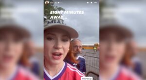video:-atriz-escocesa-de-nebulosa-da-marvel-fica-presa-no-transito-e-sai-correndo-para-estadio-de-brasil-x-escocia