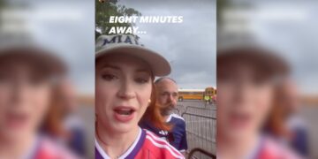 video:-atriz-escocesa-de-nebulosa-da-marvel-fica-presa-no-transito-e-sai-correndo-para-estadio-de-brasil-x-escocia