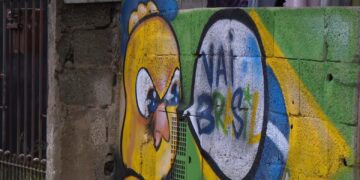 sem-asfalto,-moradores-adaptam-tradicao-das-ruas-pintadas-para-a-copa-em-comunidade-de-cidade-tiradentes