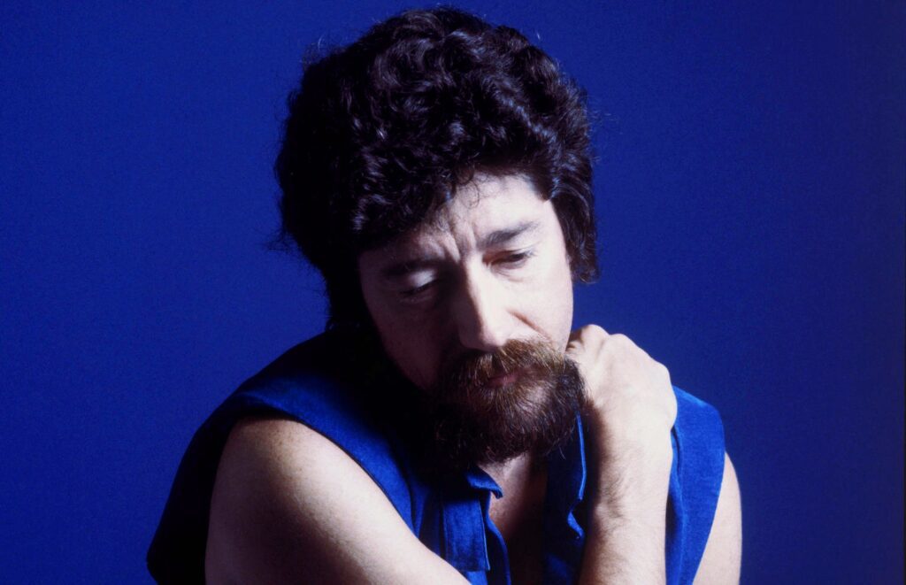 raul-seixas-canta-rolling-stones-em-single-inedito-que-integra-tres-reedicoes-produzidas-para-os-81-anos-do-artista