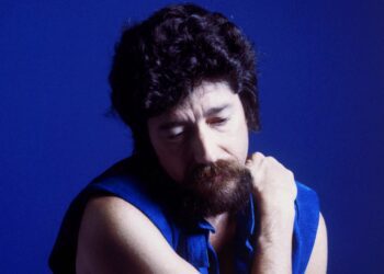 raul-seixas-canta-rolling-stones-em-single-inedito-que-integra-tres-reedicoes-produzidas-para-os-81-anos-do-artista