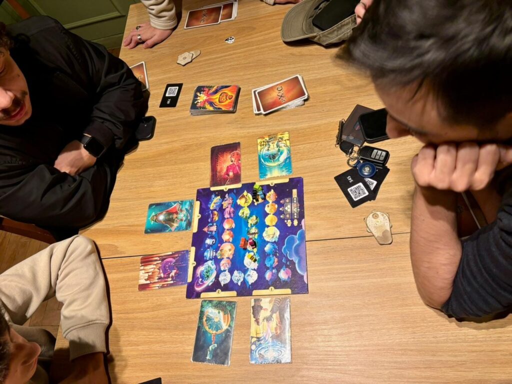 quando-a-cidade-vira-consultorio:-terapia-acompanha-adolescentes-em-casa-de-jogos,-parques-e-shoppings-em-sp