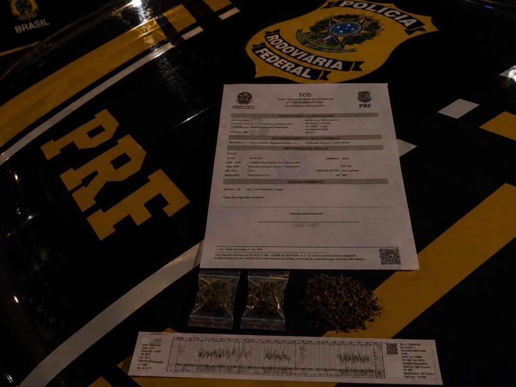 motorista-de-carreta-e-flagrado-com-maconha-e-dirigindo-por-24-horas-seguidas-em-mg