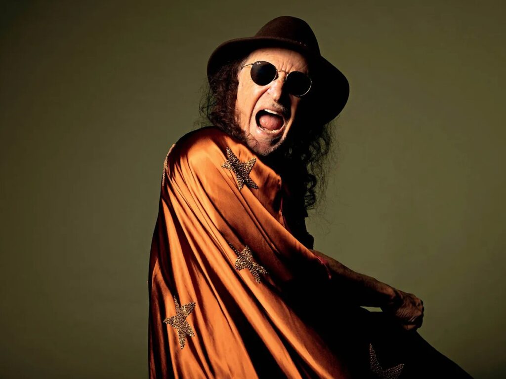 alceu-valenca,-‘eterno-menino’,-chega-aos-80-anos-sem-tirar-a-capa-jovial-do-‘bicho-maluco-beleza’-na-vida-e-no-palco