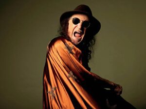 alceu-valenca,-‘eterno-menino’,-chega-aos-80-anos-sem-tirar-a-capa-jovial-do-‘bicho-maluco-beleza’-na-vida-e-no-palco
