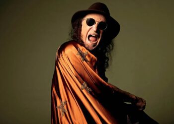 alceu-valenca,-‘eterno-menino’,-chega-aos-80-anos-sem-tirar-a-capa-jovial-do-‘bicho-maluco-beleza’-na-vida-e-no-palco