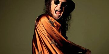 alceu-valenca,-‘eterno-menino’,-chega-aos-80-anos-sem-tirar-a-capa-jovial-do-‘bicho-maluco-beleza’-na-vida-e-no-palco