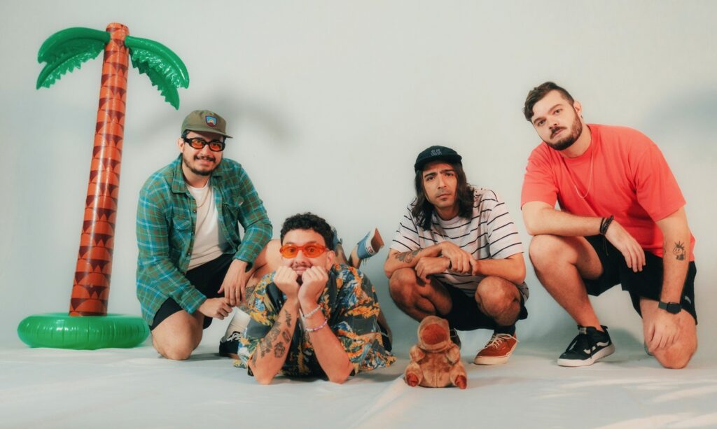 melton-sello-cria-narrativa-pop-punk-no-primeiro-album,-‘opa!’,-lancado-oito-anos-apos-a-formacao-da-banda-carioca