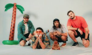 melton-sello-cria-narrativa-pop-punk-no-primeiro-album,-‘opa!’,-lancado-oito-anos-apos-a-formacao-da-banda-carioca