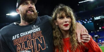 jardim-intimista,-smoking-branco,-celular-proibido:-os-detalhes-do-casamento-de-taylor-swift-e-travis-kelce,-segundo-convidados
