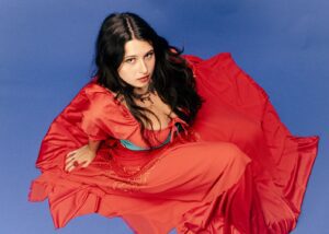 neta-de-beto-guedes,-julia-guedes-fica-entre-a-dinastia-e-a-busca-do-proprio-caminho-no-album-que-lanca-em-agosto