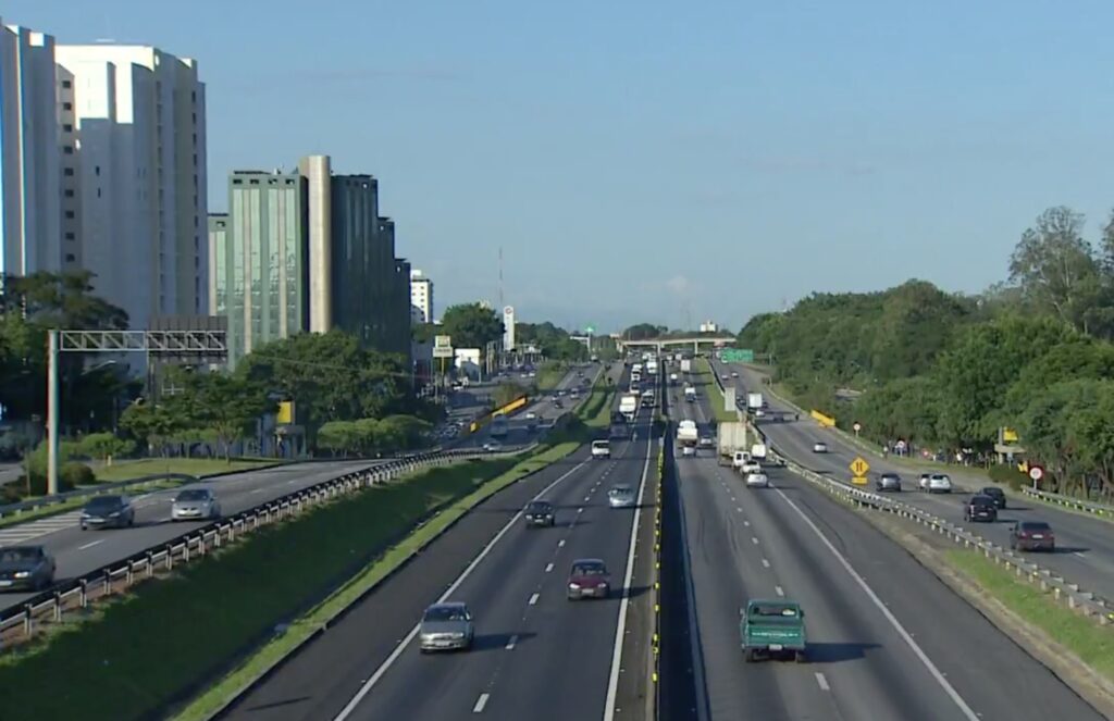 vai-viajar-no-feriado-de-9-de-julho?-veja-como-ficam-estradas-do-vale-do-paraiba-e-horarios-de-pico
