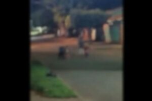 video-mostra-adolescente-agredindo-irmaos-de-2-e-5-anos-em-ms;-mae-e-presa-por-abandono-de-incapaz