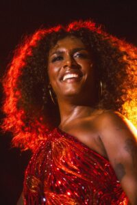 consagracao-de-liniker-na-turne-‘bye-bye-caju’-mostra-que-e-possivel-ser-popstar-e-seguir-a-propria-cartilha