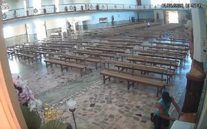 camera-de-seguranca-flagra-homem-tentando-abrir-caixa-de-donativos-em-igreja-de-carmo-do-rio-claro,-mg