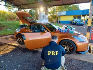 homem-pede-para-ir-ao-banheiro-apos-abordagem-da-prf-e-foge-deixando-carro-esportivo-carregado-com-celulares-e-medicamentos-no-parana