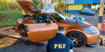 homem-pede-para-ir-ao-banheiro-apos-abordagem-da-prf-e-foge-deixando-carro-esportivo-carregado-com-celulares-e-medicamentos-no-parana