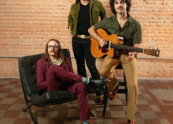 trio-colomy-lanca-segundo-album-com-os-toques-de-guilherme-arantes,-peter-buck-e-barrett-martin-entre-nove-faixas