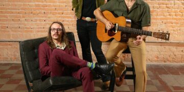 trio-colomy-lanca-segundo-album-com-os-toques-de-guilherme-arantes,-peter-buck-e-barrett-martin-entre-nove-faixas