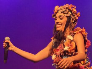 sedenta-de-vida-e-de-sonho,-juliana-linhares-reina-como-grande-artista-do-brasil-no-show-‘ate-cansar-o-cansaco’