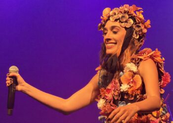 sedenta-de-vida-e-de-sonho,-juliana-linhares-reina-como-grande-artista-do-brasil-no-show-‘ate-cansar-o-cansaco’