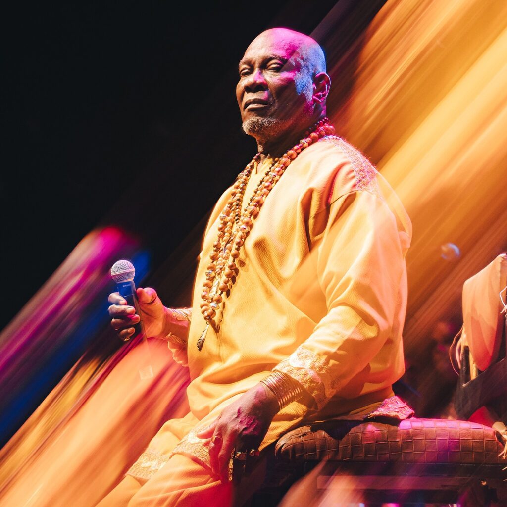 lazzo-matumbi-vive-noite-de-rei-ativista-ao-cantar-compositores-da-bahia-na-gravacao-do-primeiro-album-audiovisual