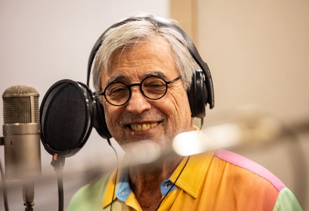 sem-por-os-pes-no-chao,-ivan-lins-se-confirma-bamba-ao-seguir-a-propria-cadencia-no-album-‘sambadouro’