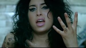 pai-de-amy-winehouse-e-condenado-a-pagar-r$-6-milhoes-em-disputa-sobre-venda-de-objetos-da-cantora
