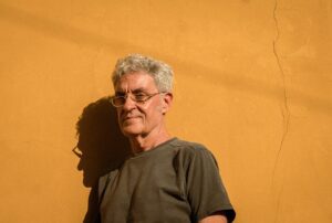 mauricio-pereira-e-o-porta-estandarte-da-musica-incomum-que-abastece-de-poesia-o-album-autoral-‘o-dia-da-girafa’