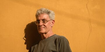 mauricio-pereira-e-o-porta-estandarte-da-musica-incomum-que-abastece-de-poesia-o-album-autoral-‘o-dia-da-girafa’