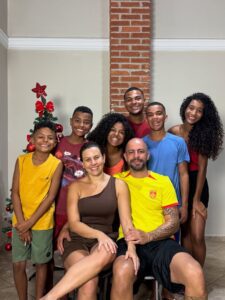 mae-de-seis-por-adocao,-influenciadora-conta-os-desafios-ate-construir-o-vinculo:-‘o-amor-sozinho-nao-basta’