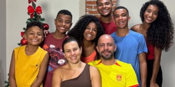 mae-de-seis-por-adocao,-influenciadora-conta-os-desafios-ate-construir-o-vinculo:-‘o-amor-sozinho-nao-basta’