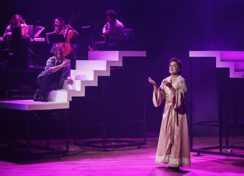 soraya-ravenle-vive-o-milagre-supremo-de-evocar-dalva-de-oliveira-no-delirio-dramaturgico-do-autor-renato-borghi